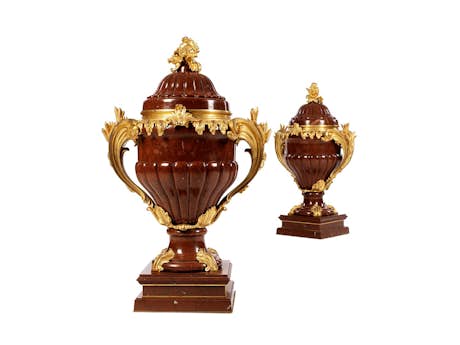 Ein Paar imposante Cassolette-Vasen in rotem Marmor